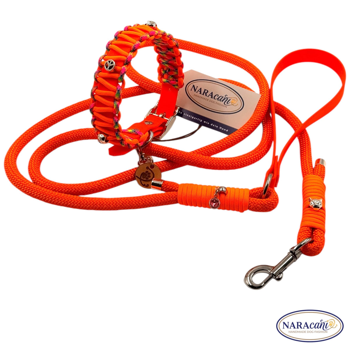 Halsband und Handschlaufenleine in Neonorange nebeneinander, Paracord-Details sichtbar