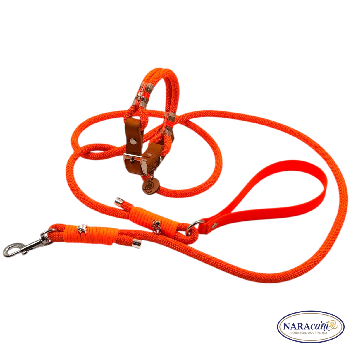 Halsband mit Cognac-Lederadapter und neonorange Biothane-Leine nebeneinander