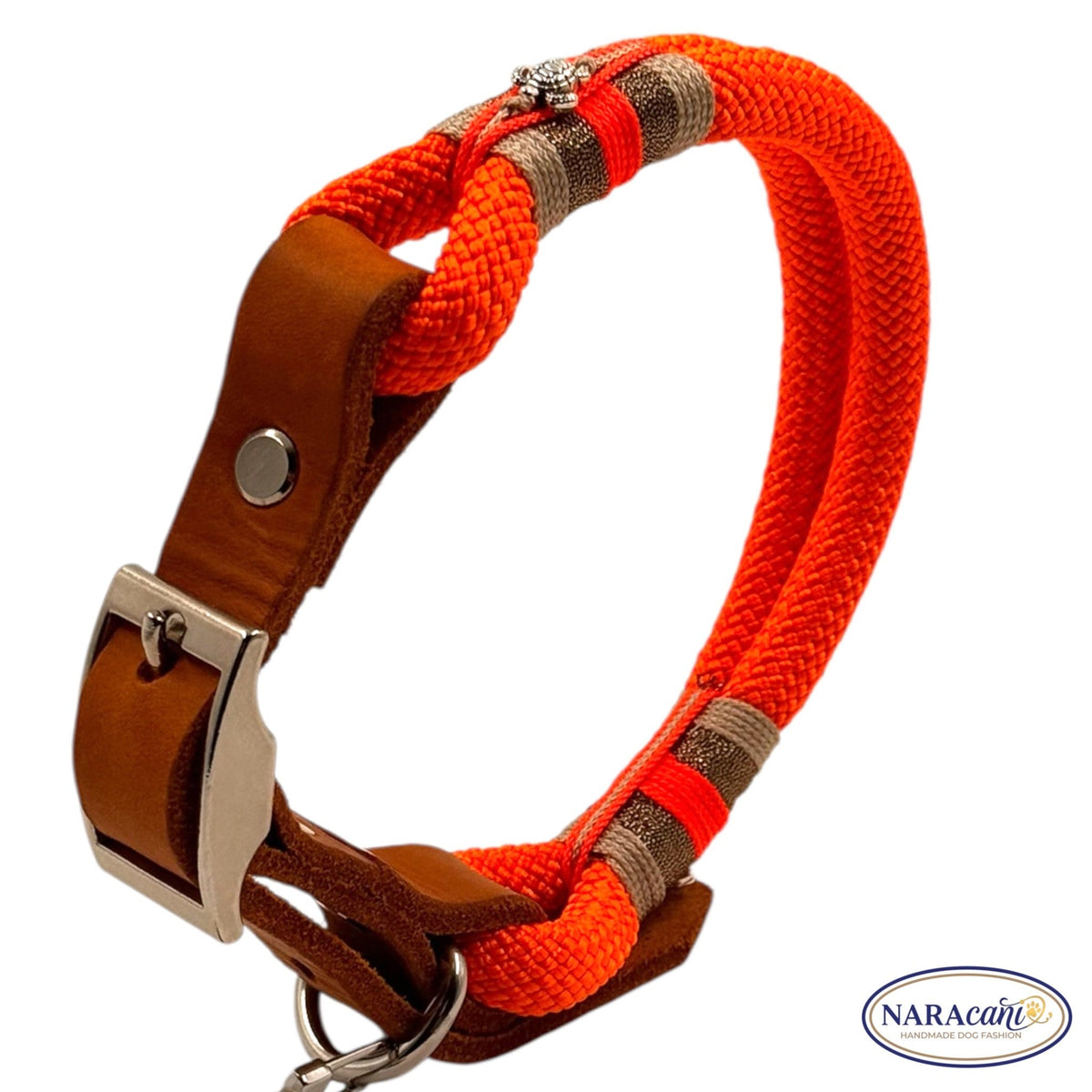 Takelung aus Micro- und Paracord am neonorangen Halsband, Nahaufnahme
