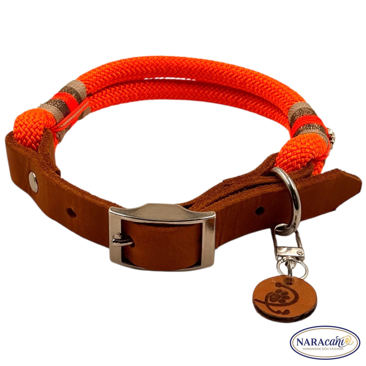Cognac-Leder-Adapter mit Schnalle am Paracord-Halsband, Detailansicht