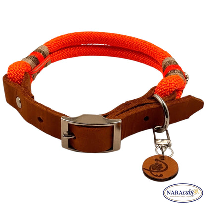 Cognac-Leder-Adapter mit Schnalle am Paracord-Halsband, Detailansicht