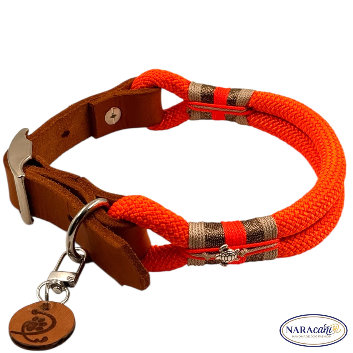 Cognac-Leder-Adapter mit Schnalle und D-Ring in Silber am Halsband, Detailansicht