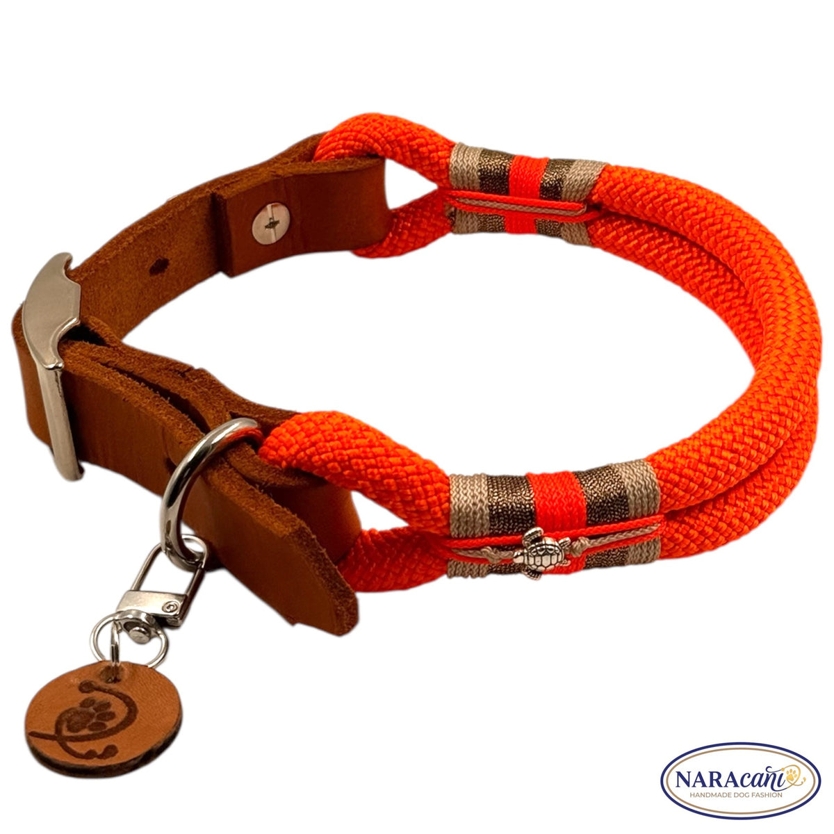 Hundehalsband Paracord Neonorange mit Cognac-Leder aus einem weiteren Blickwinkel