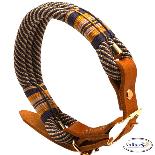 Hundehalsband aus marine-goldener Paracord-Spiralkordel mit Cognac-Lederadapter, Gesamtansicht