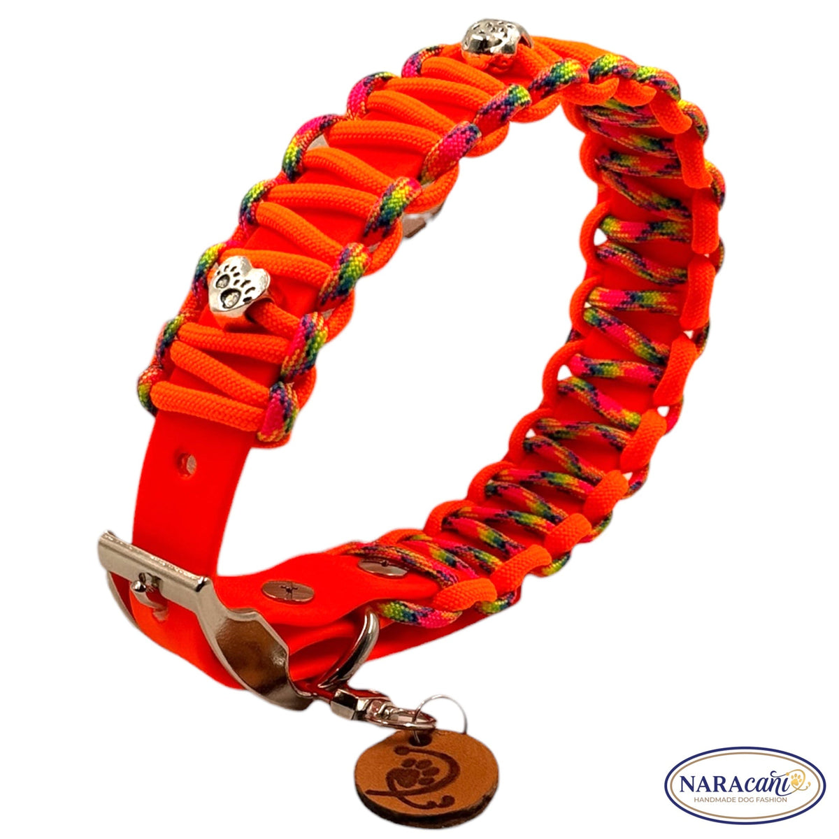 Cobraknoten-Flechtung aus buntem Paracord am neonorangen Biothane-Halsband, Nahaufnahme