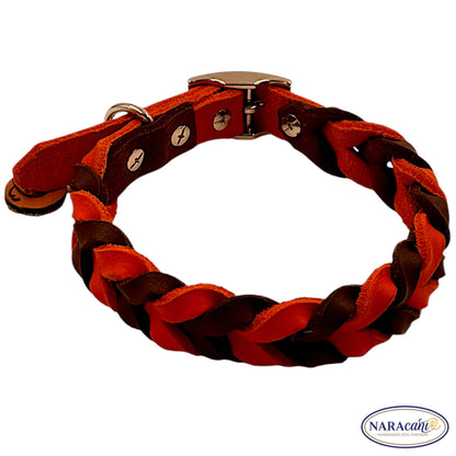 Lederoberfläche des Halsbands in Dunkelbraun und Orange im Materialdetail