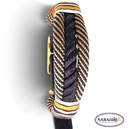 Marineblaues und goldfarbenes Paracord des Halsbands im Materialdetail