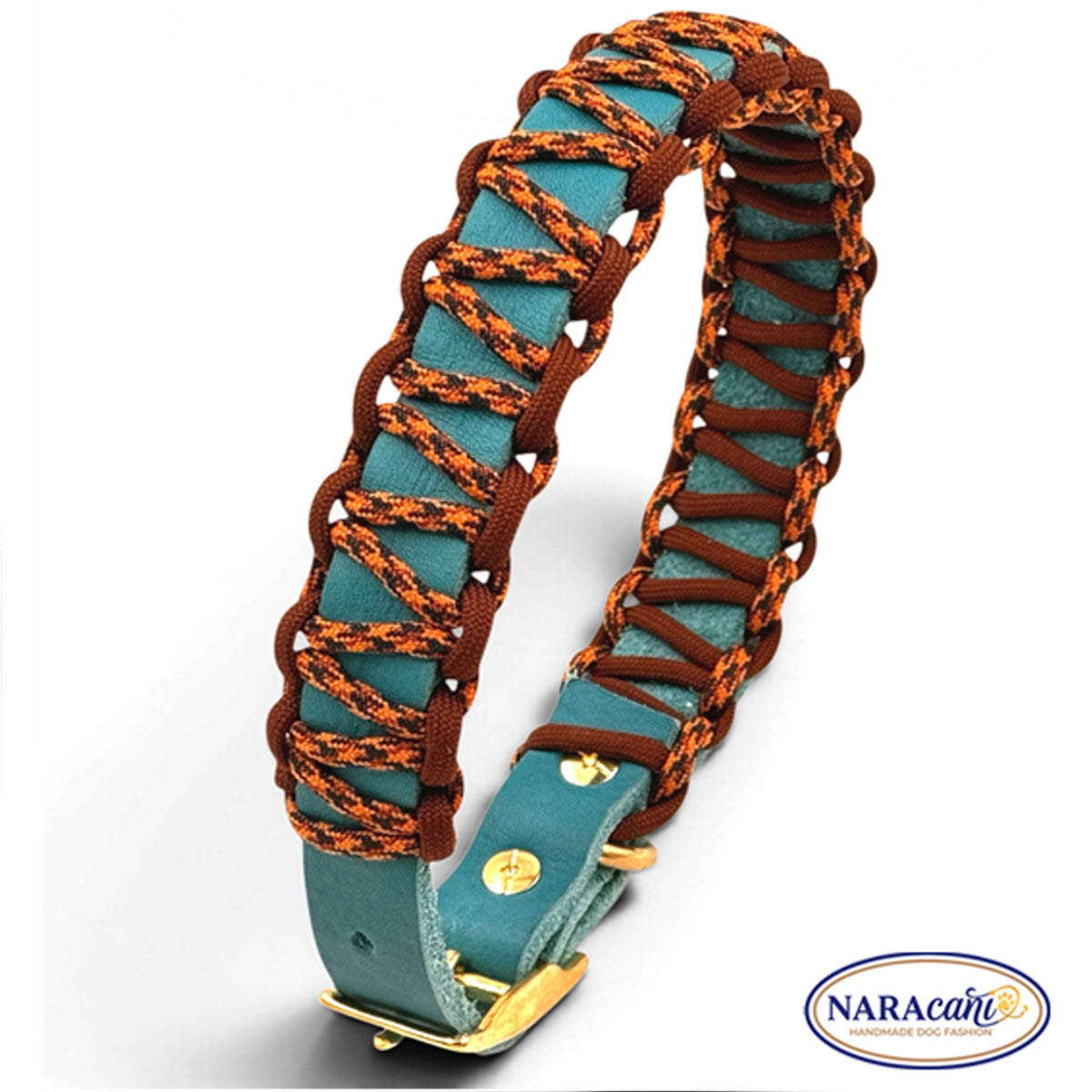 Cobraknoten-Flechtung aus Leopard-Paracord und Kaffeebraun auf türkisem Fettleder, Nahaufnahme