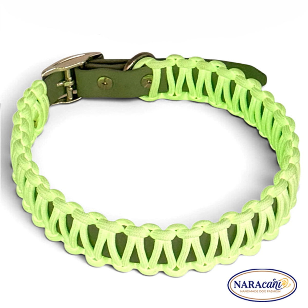 Weiß-fluoreszierende Cobraknoten-Flechtung auf dem Biothane-Band in Seegras, Nahaufnahme