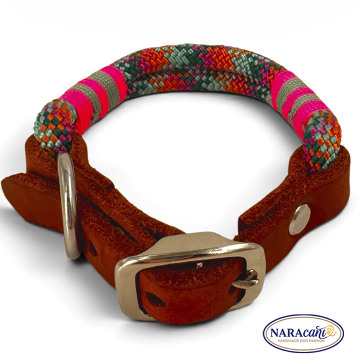 Übergang von Bohemian-Paracord zu Cognac-Leder am Halsband im Detail