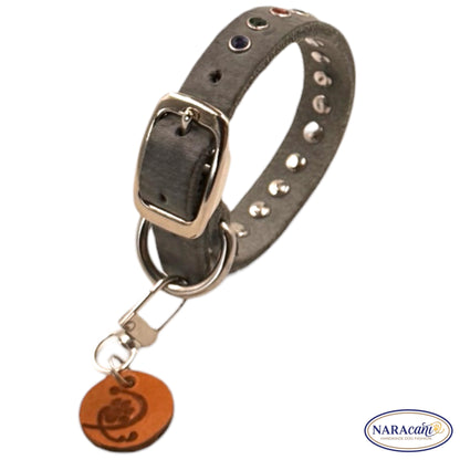 Hundehalsband Fettleder Grau Strass-Nieten 🐾 Dornschließe, Bunte Kristalle & Leder-Anhänger 🐾 Classic & Elegant 🐾 NARAcani