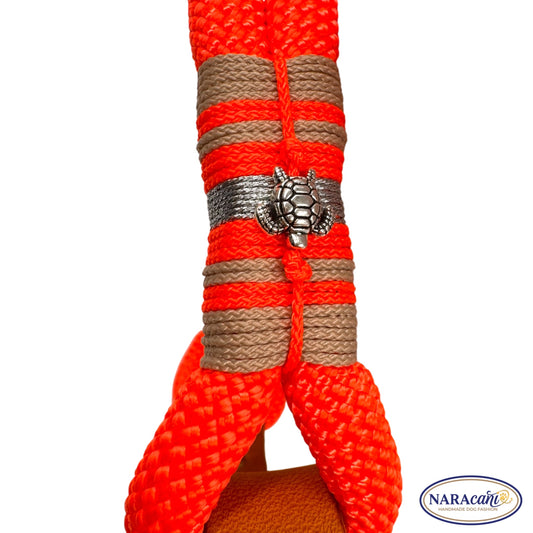 Hundehalsband Paracord Fettleder-Adapter Cognac-Neonorange 🐾 Takelung mit Schildkröte Silber 🐾 NARAcani Handmade