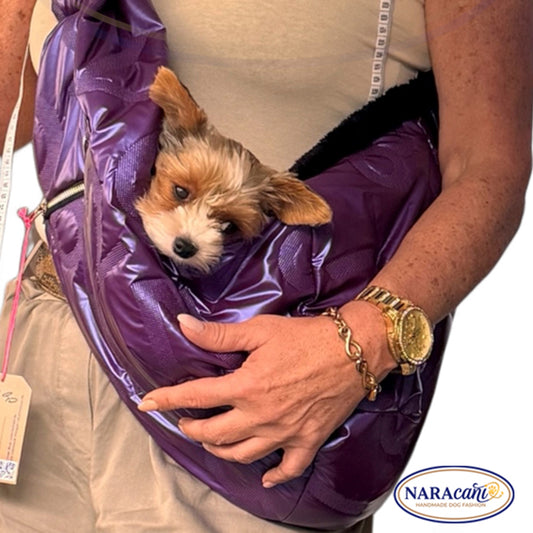 Hundetragetasche im lila Metallic-Look mit Teddyplüsch-Futter, Gesamtansicht