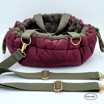 Hundetasche Rund Weinrot „Luna" 🐾 Kordelzug-Verschluss & Crossbody-Gurt 🐾 Khaki-Plüsch Gold-Hardware 🐾 NARAcani Handmade