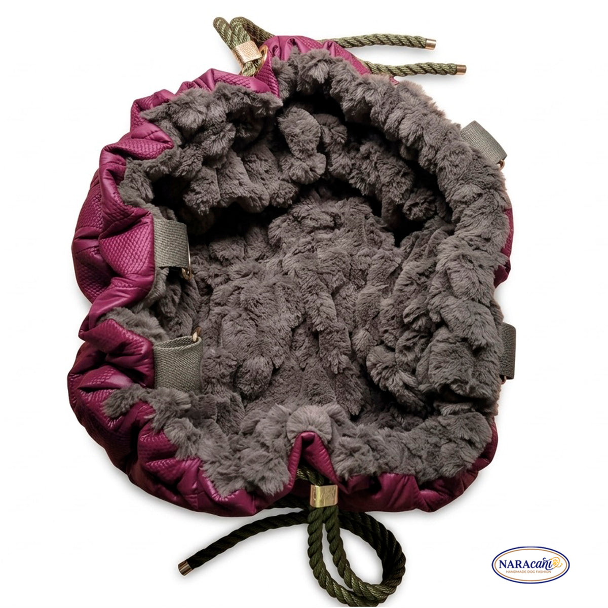 Hundetasche Rund Weinrot „Luna" 🐾 Kordelzug-Verschluss & Crossbody-Gurt 🐾 Khaki-Plüsch Gold-Hardware 🐾 NARAcani Handmade