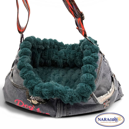 Gürtelschlaufen, Nieten und Bund der Jeans an der Tragetasche Wanda im Detail