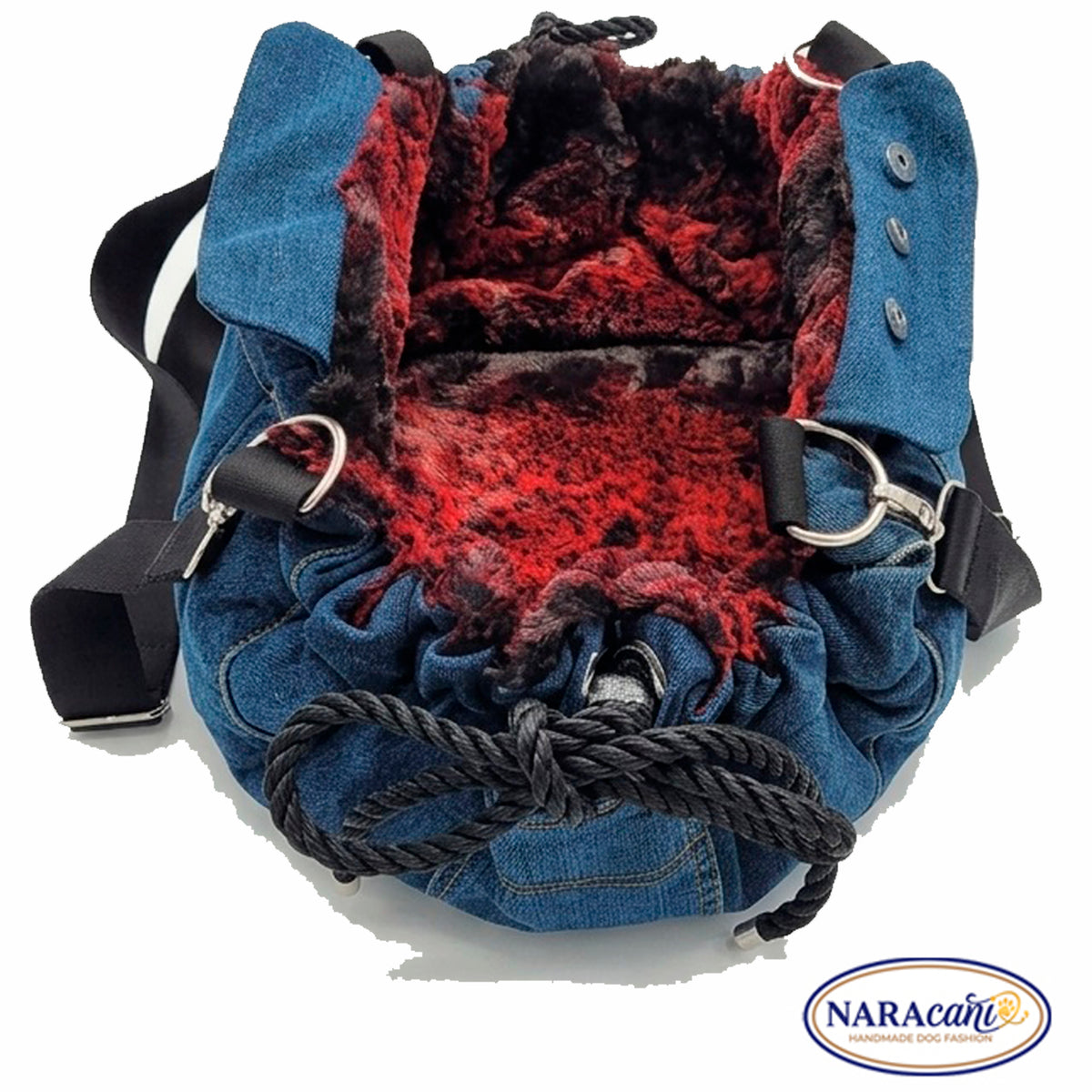 Hundetragetasche „Frida" geöffnet mit Paracord-Kordelzug und Kuschelfell in Schwarz-Rot