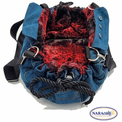 Hundetragetasche „Frida" geöffnet mit Paracord-Kordelzug und Kuschelfell in Schwarz-Rot