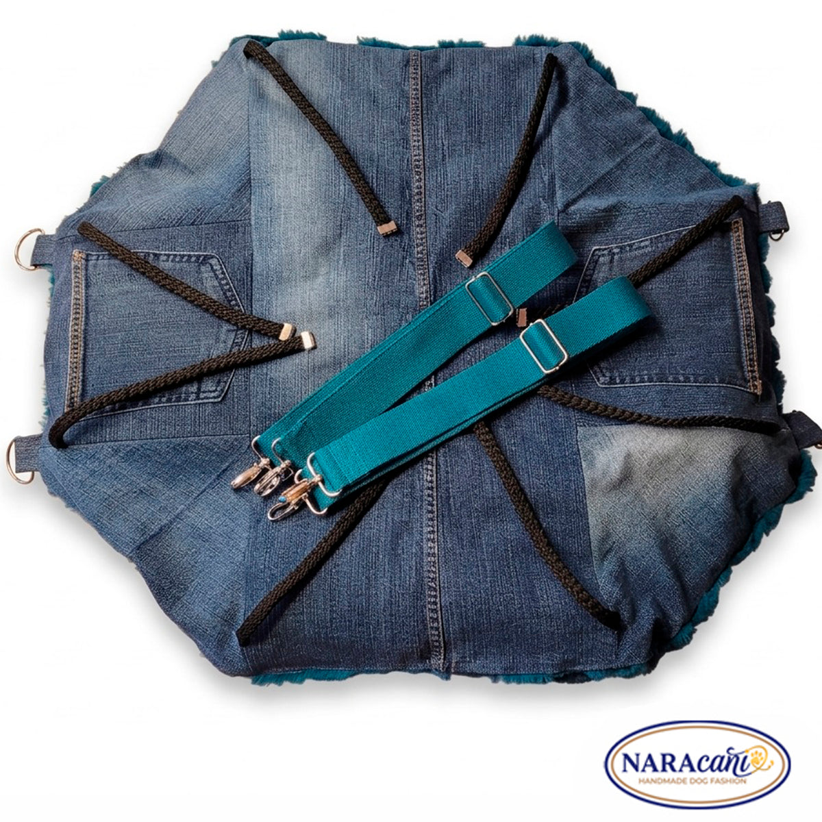Hundetragetasche „Lotta" aufgeklappt zur Liegedecke von 60 x 65 cm aus upcycelter Jeans
