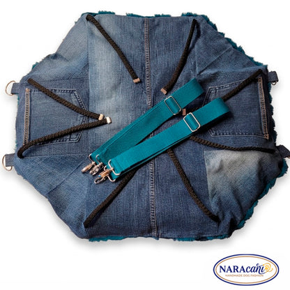 Hundetragetasche „Lotta" aufgeklappt zur Liegedecke von 60 x 65 cm aus upcycelter Jeans