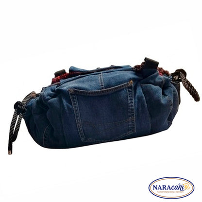Hundetragetasche „Frida" von der Seite, upcycelte Jeans mit originaler Gesäßtasche