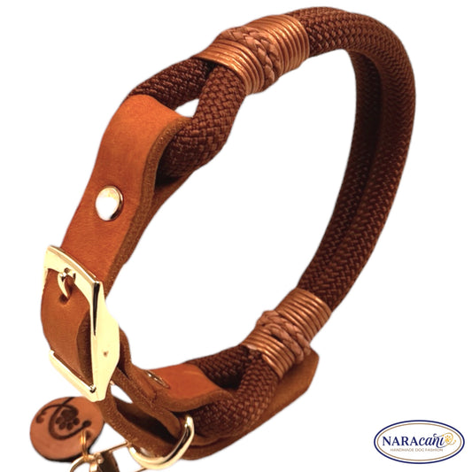 Hundehalsband aus schoko-braunem Paracord mit Cognac-Lederadapter und goldener Schnalle