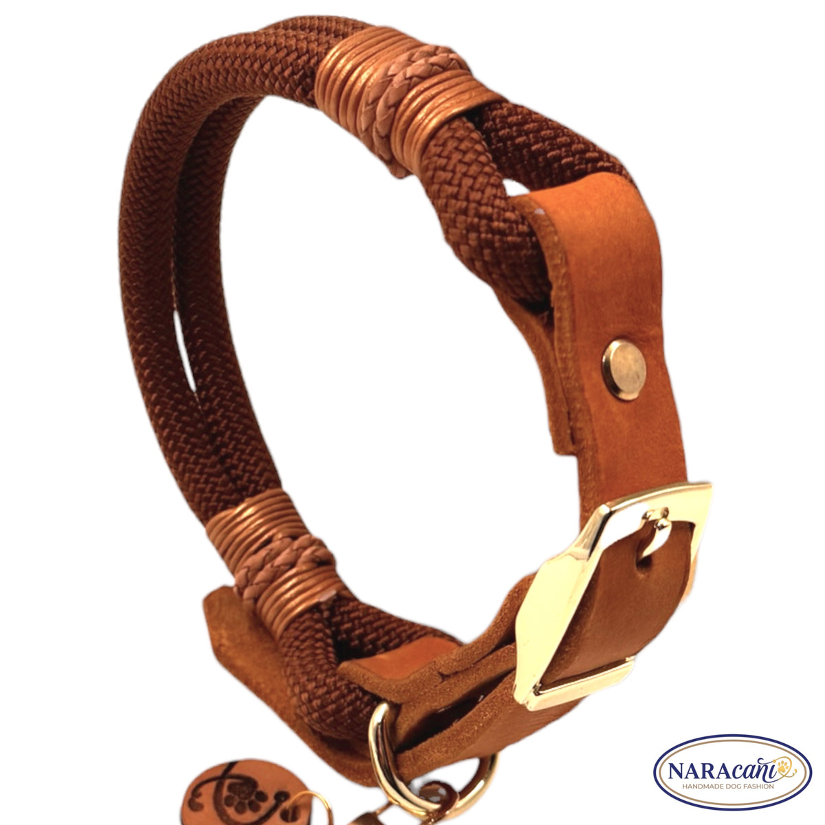 Paracord-Halsband Schoko mit Lederadapter Cognac, Detailansicht der Bronze-Takelung
