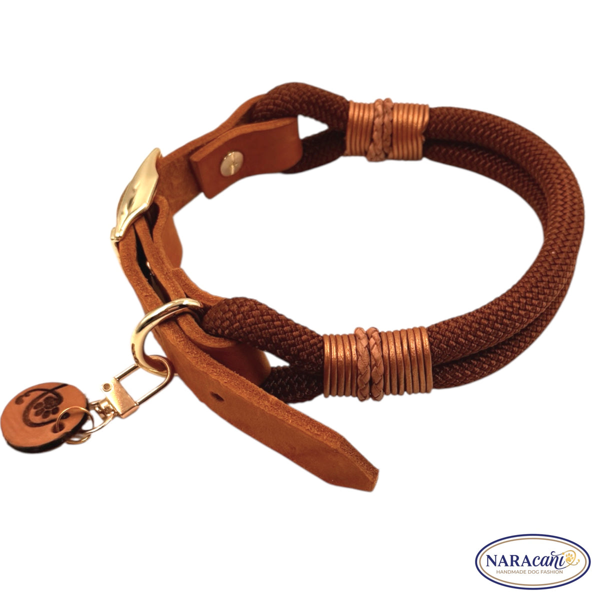 Lederadapter in Cognac mit goldener Schnalle am Paracord-Halsband in Schoko