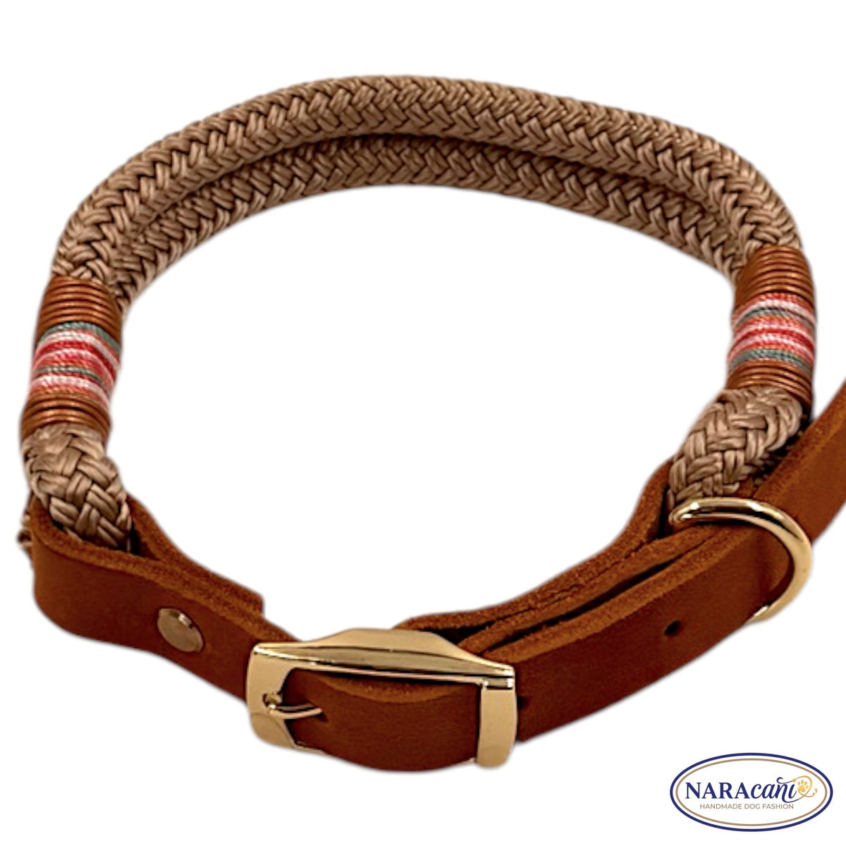 Zwei parallel geführte Taue in Beige-Gold am Halsband, Nahaufnahme