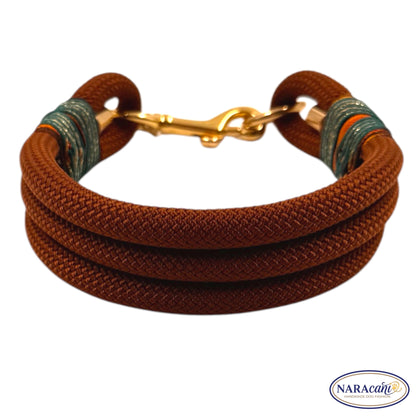 Goldener Karabinerverschluss am Schoko-Tau-Halsband von NARAcani