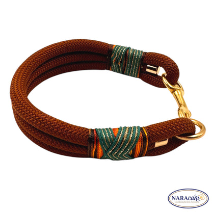 Hundehalsband Schoko mit O-Ring und Karabiner in Gold, seitliche Ansicht