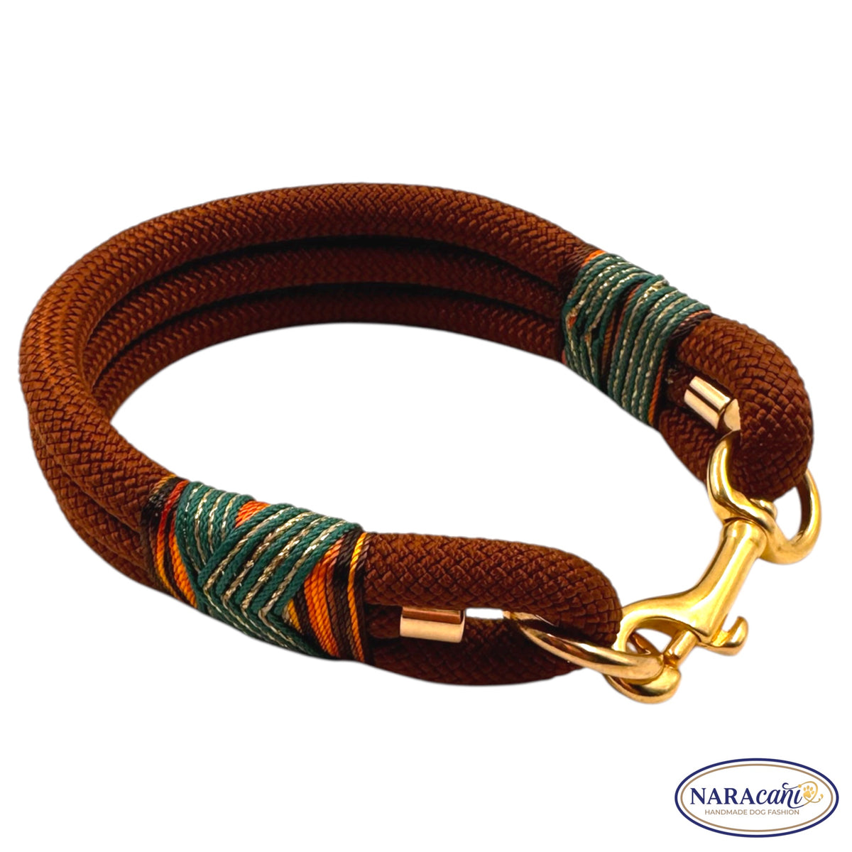 Kreuztakelung aus Teal- und Gold-Microcord am Tau-Halsband in Schoko