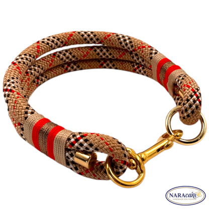 Detailansicht des Karomusters und der dreifarbigen Takelung am Tartan-Halsband