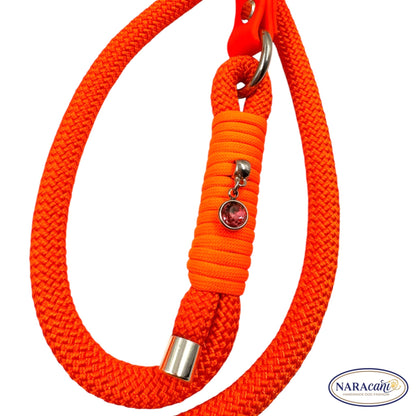 Karabiner am Ende der Biothane-Handschlaufenleine in Neonorange, Detailansicht