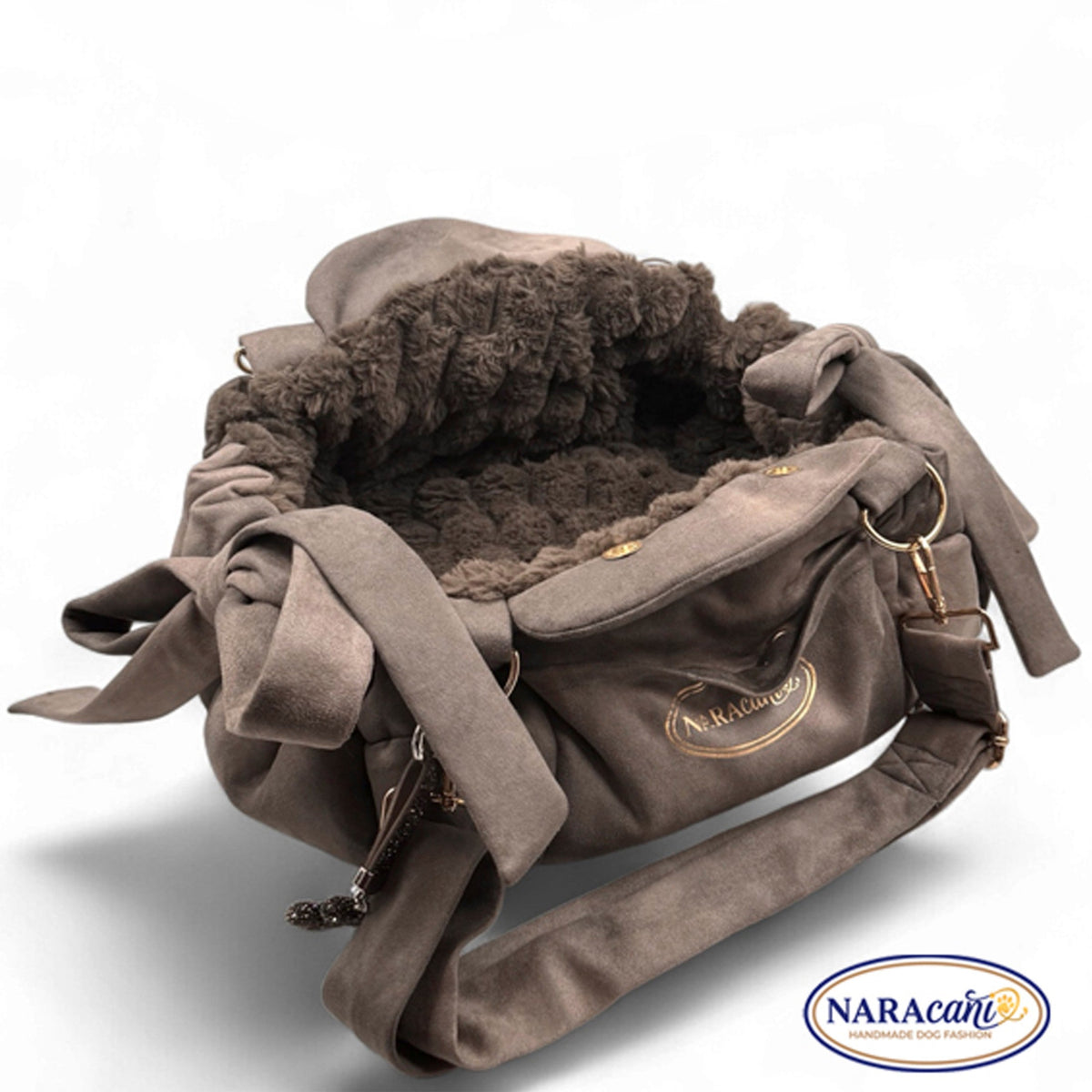 Hundetasche Cleo als Kuschelbett aufgeklappt, Teddyplüsch-Fläche sichtbar