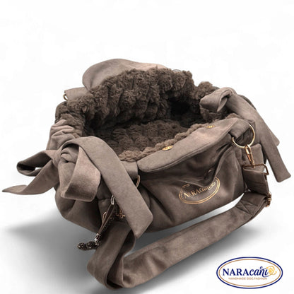 Hundetasche Cleo als Kuschelbett aufgeklappt, Teddyplüsch-Fläche sichtbar