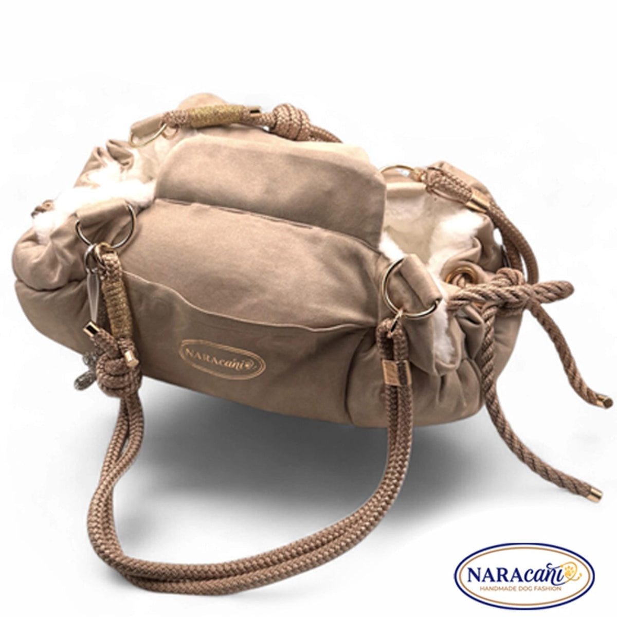 Hundetasche Lilly als Kuschelbett aufgeklappt, Teddyplüsch in Ecru sichtbar