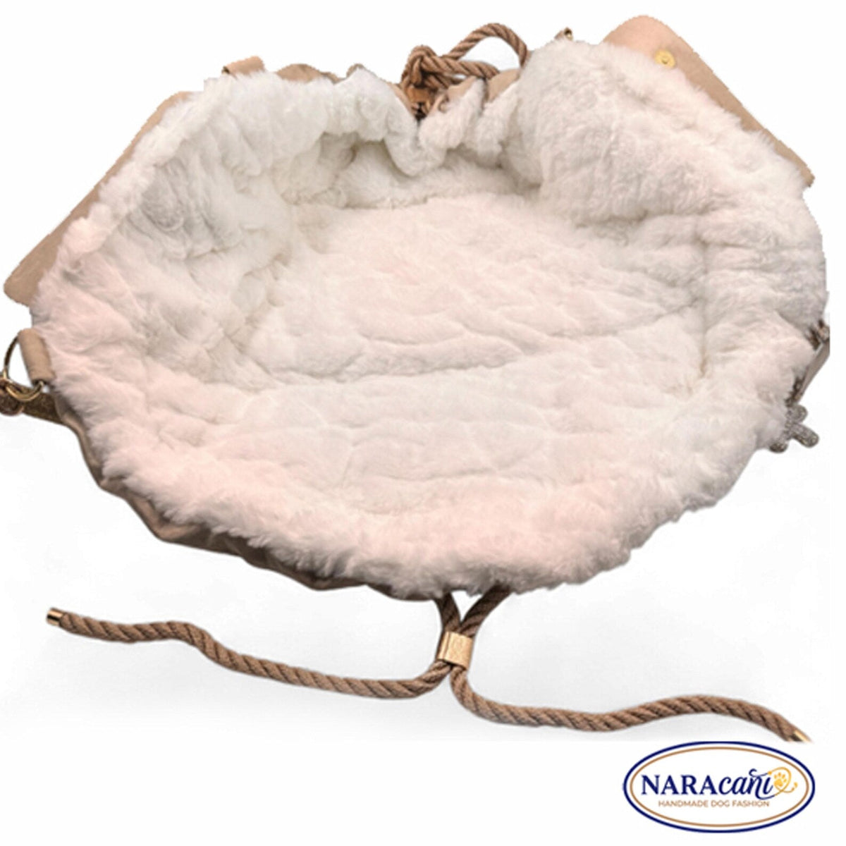 Hundetragetasche Lilly von der Seite mit Trageriemen und Fellrand