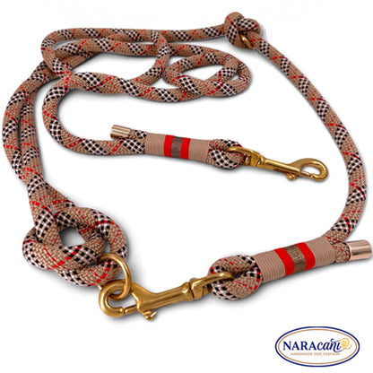 Multifunktionsleine Tartan Beige – Brezelknoten mit O-Ring und Karabiner in Gold im Detail