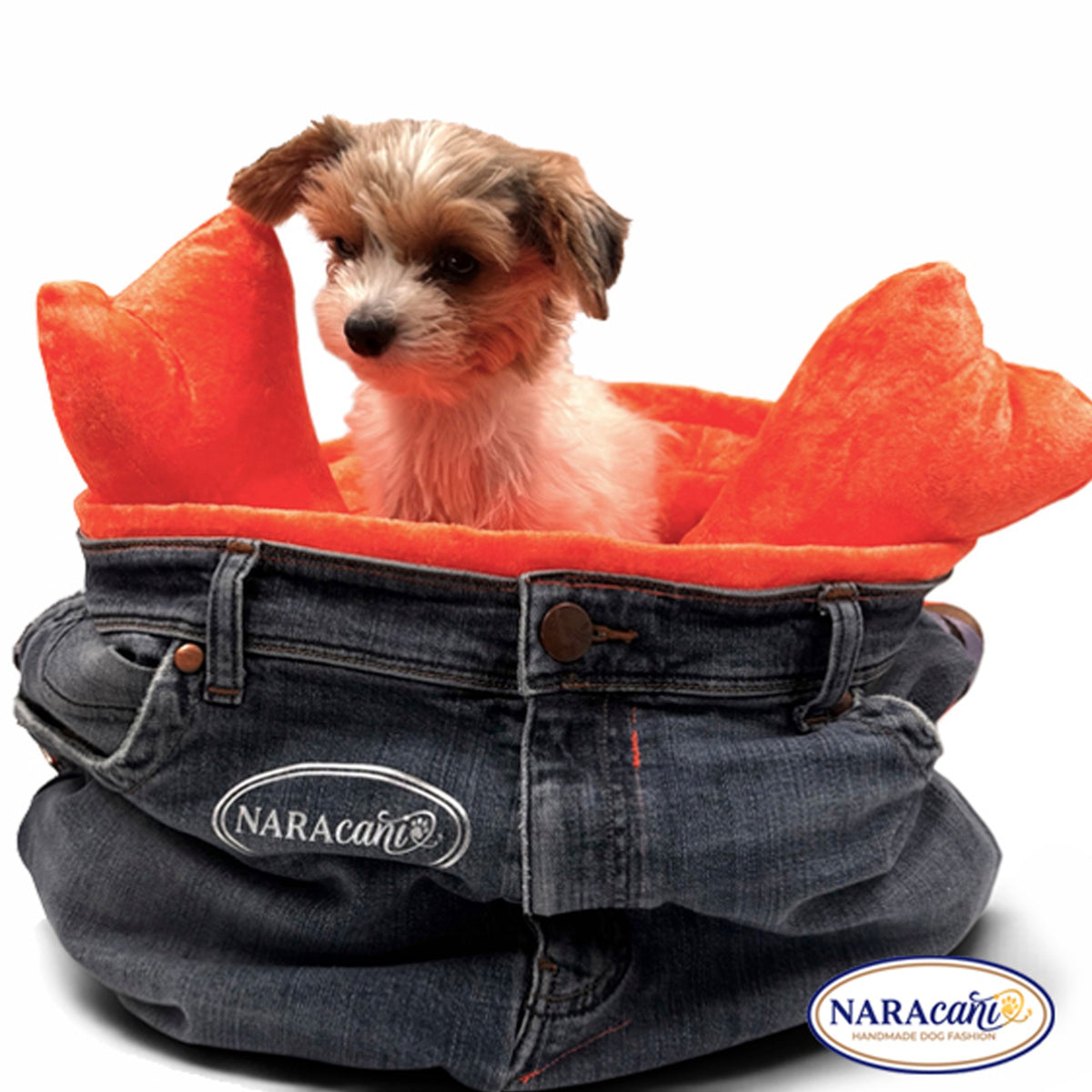 Kleiner Hund sitzt in der NARAcani Hundetragetasche „Mila“ aus dunkler Jeans mit orangem Fellfutter