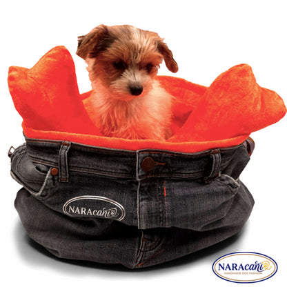 Nahaufnahme: Hund in der Jeans-Tragetasche mit orangem Fellrand und NARAcani-Label