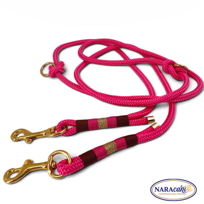 Karabiner in Gold am Ende der Paracord-Leine in Fuchsia, Detailansicht