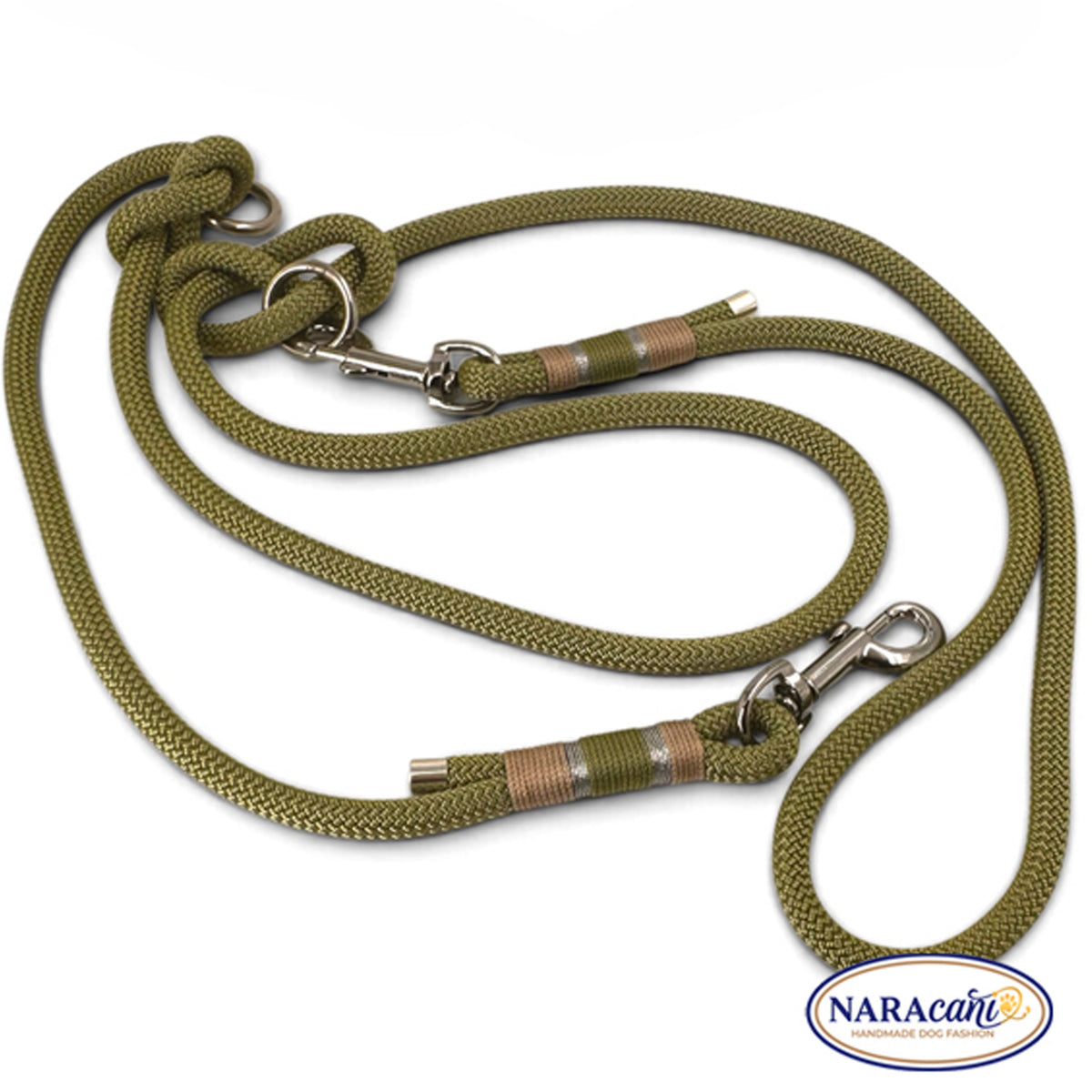 Karabiner in Silber am Ende der olivgrünen Paracord-Leine, Detailansicht