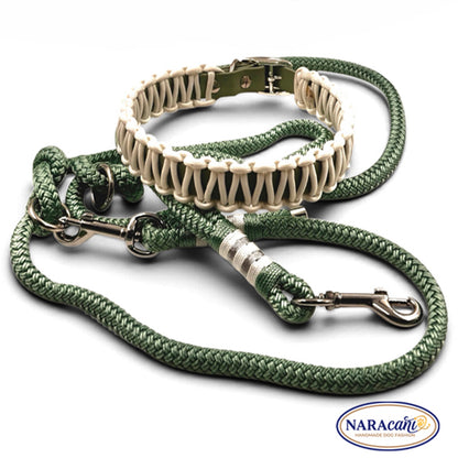 Karabiner in Silber am Ende der Paracord-Leine in Seegras, Detailansicht