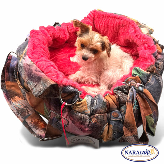 Hundetragetasche aus Jeans-Patchworkdruck mit pinkem Kunstfell, Gesamtansicht